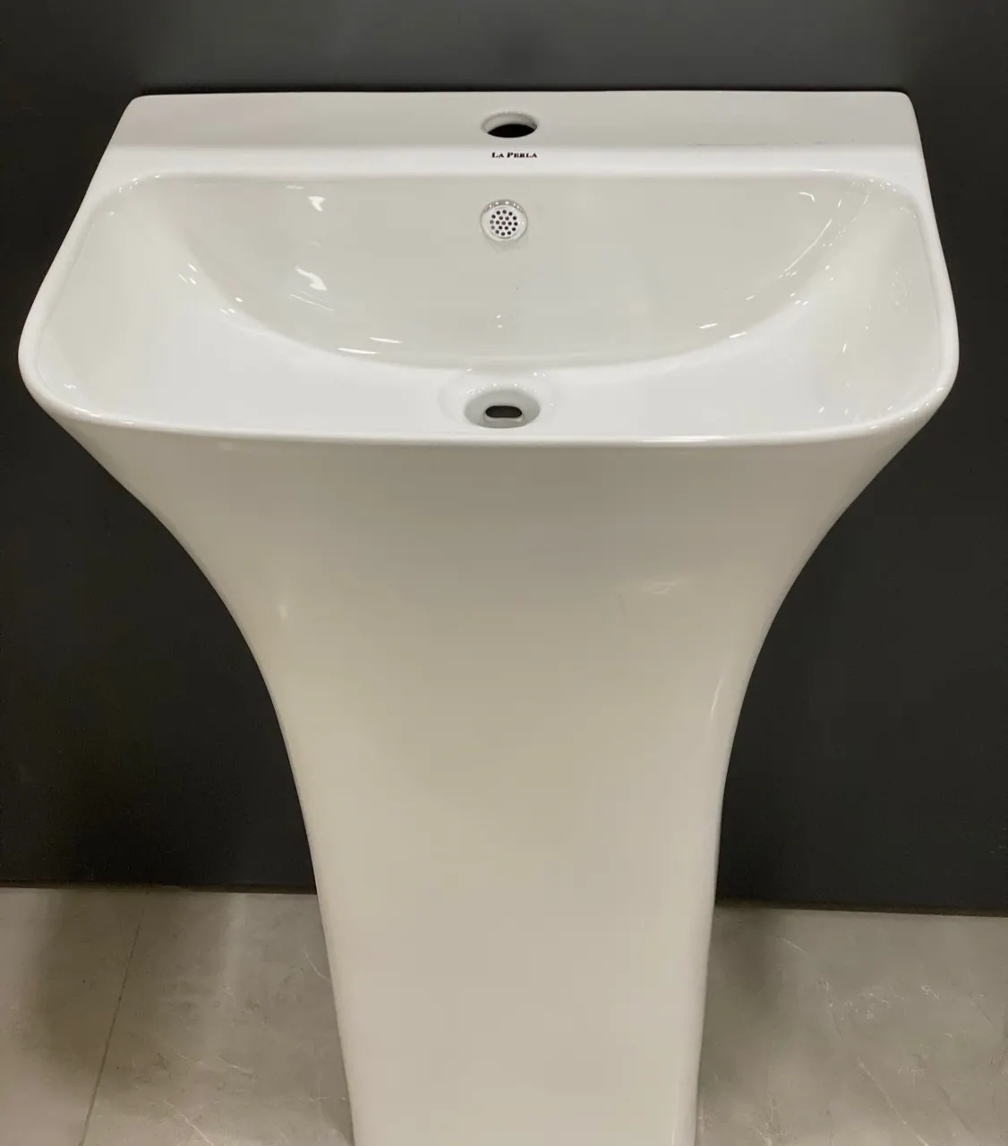 Floor-mounted basin, washing basin