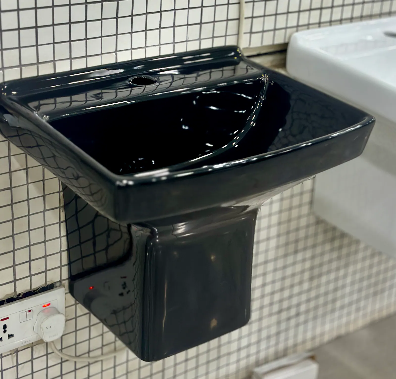 Wall-hung wash basin, washing basin